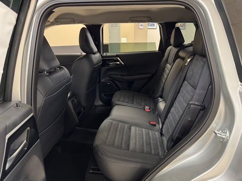 New 2025 Mitsubishi Outlander SE image 21