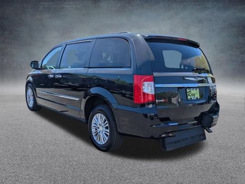Used 2016 Chrysler Town & Country Touring-L w/ Driver Convenience Group FWD image 5