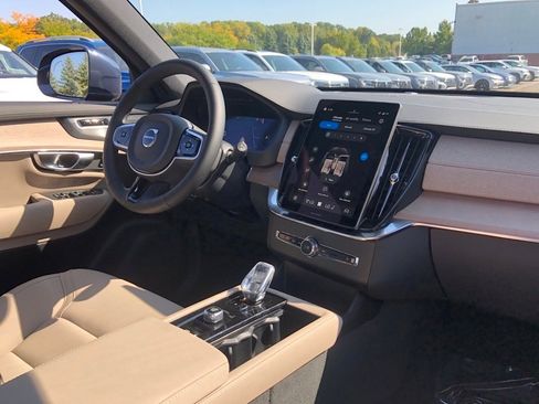 New 2026 Volvo XC90 B6 Plus w/ Protection Package Premier image 18