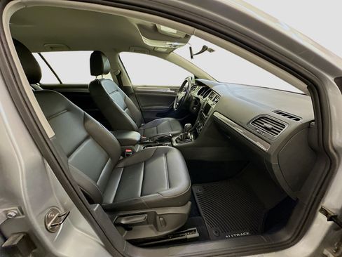 Used 2017 Volkswagen Golf S image 31