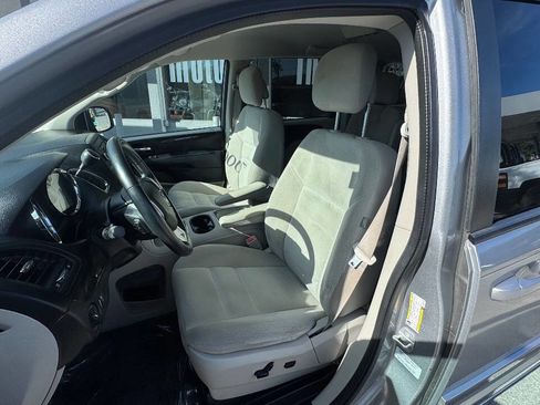 Used 2016 Dodge Grand Caravan SXT w/ UConnect Hands-Free Group image 9