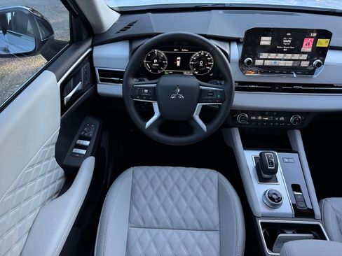 New 2025 Mitsubishi Outlander SEL image 18
