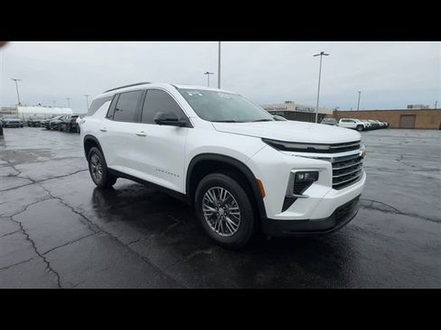 Used 2024 Chevrolet Traverse LT w/ Trailering Package image 2