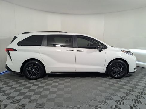 Used 2025 Toyota Sienna XSE image 4