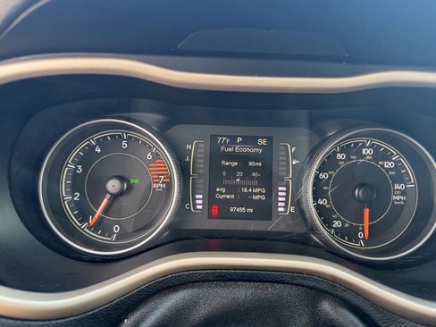 Used 2018 Jeep Cherokee Latitude FWD image 14
