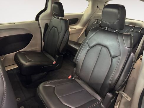 Used 2024 Chrysler Pacifica Touring-L FWD image 18