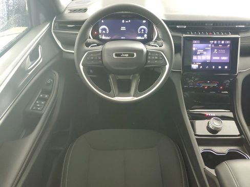 Used 2025 Jeep Grand Cherokee Laredo X image 14