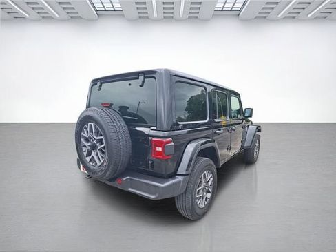 Used 2025 Jeep Wrangler Unlimited Sahara AWD/4WD image 4