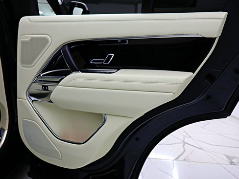 Used 2025 Land Rover Range Rover SE AWD/4WD image 38