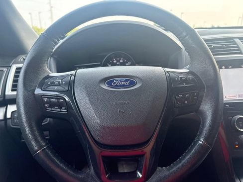 Used 2019 Ford Explorer XLT w/ Equipment Group 202A AWD/4WD image 15