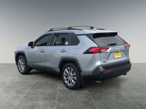 Used 2021 Toyota RAV4 XLE Premium image 3
