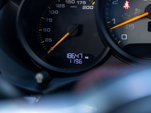 Certified 2016 Porsche Cayman GT4 RWD image 28