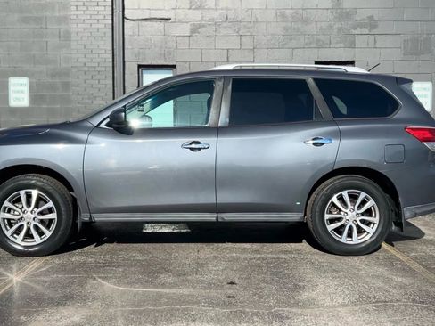 Used 2013 Nissan Pathfinder SV image 2