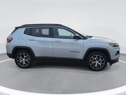 Used 2024 Jeep Compass Limited image 4