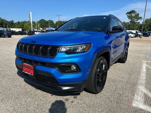 Used 2023 Jeep Compass Latitude AWD/4WD image 1