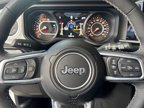 Used 2025 Jeep Wrangler Unlimited Sahara AWD/4WD image 24
