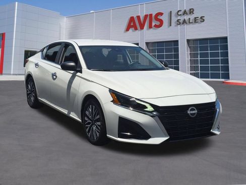 Used 2025 Nissan Altima 2.5 SV FWD image 3