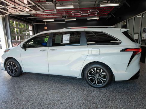 Used 2025 Toyota Sienna Platinum AWD/4WD image 2