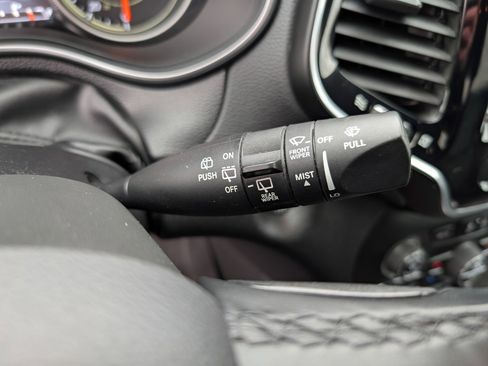 Used 2020 Jeep Cherokee Limited image 32