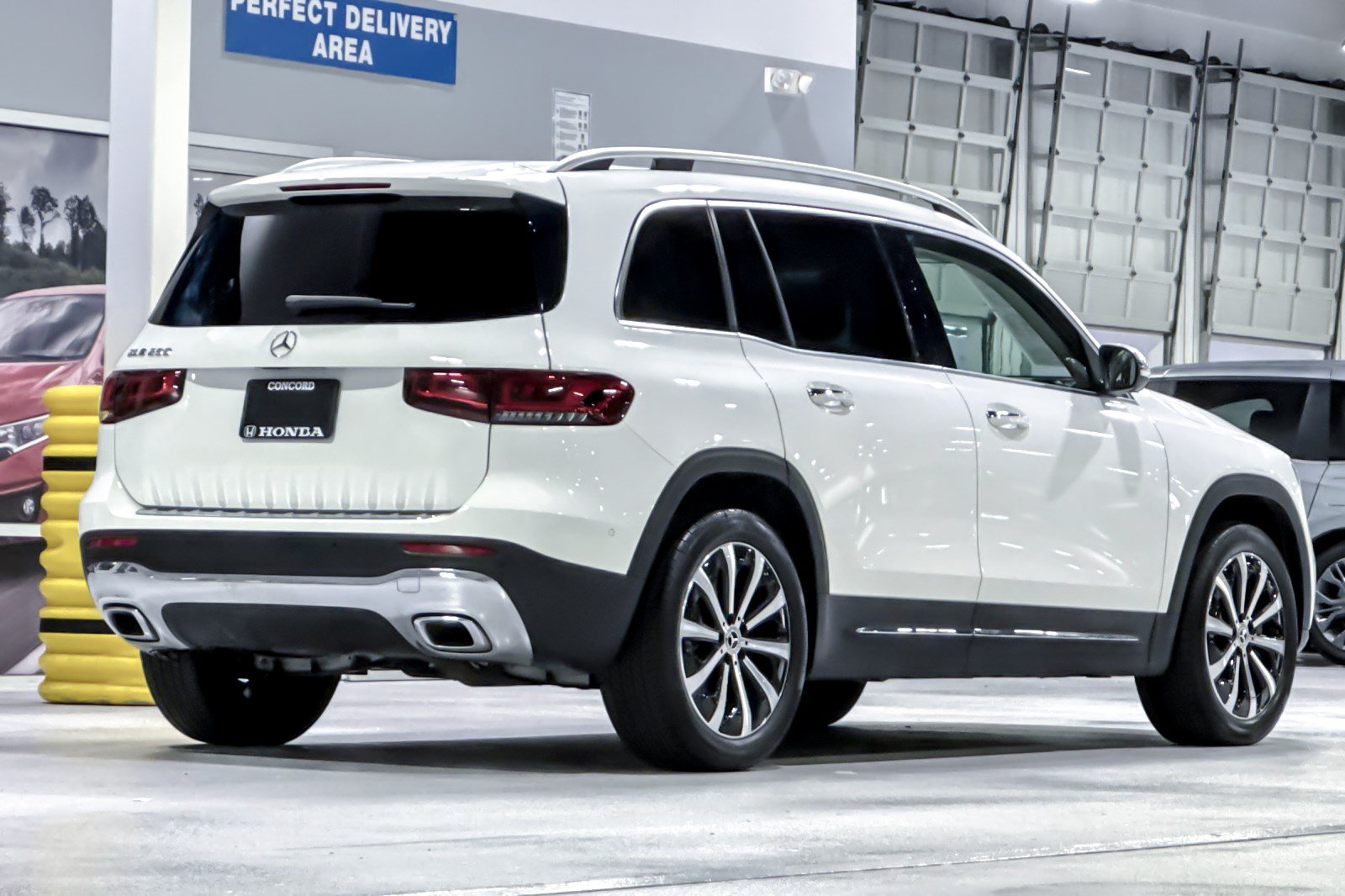 Used 2023 Mercedes-Benz GLB 250 w/ Premium Package image 9