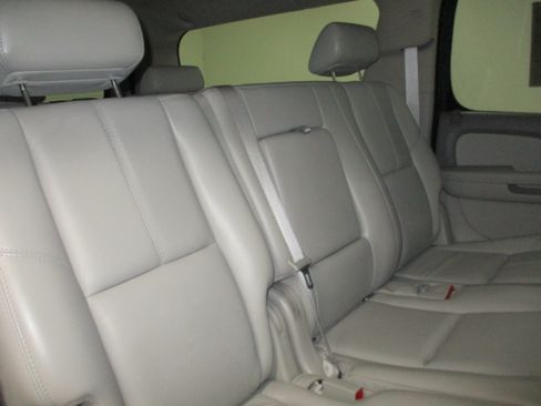 Used 2007 Chevrolet Suburban 2500 LT w/ LT Preferred Equipment Group AWD/4WD image 18