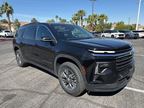 Used 2025 Chevrolet Traverse LT image 3