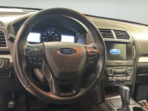 Used 2017 Ford Explorer XLT w/ Equipment Group 201A FWD image 30