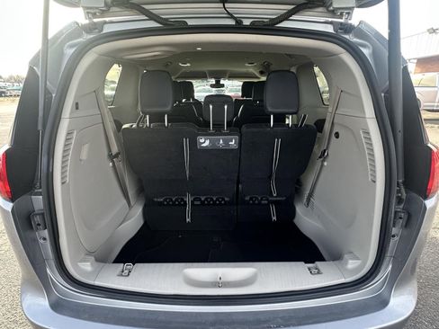 Used 2020 Chrysler Pacifica Touring-L image 35