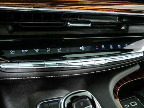 Used 2021 Cadillac Escalade Premium Luxury AWD/4WD image 17