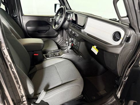 Certified 2025 Jeep Gladiator Nighthawk image 17