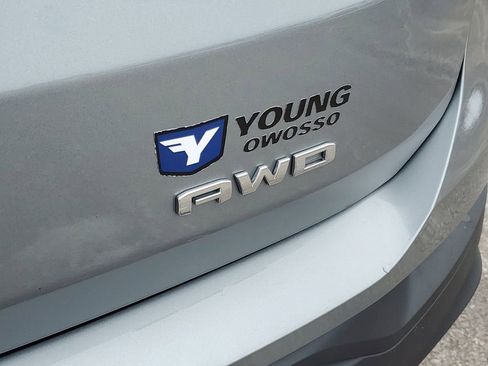 Used 2024 GMC Terrain SLE w/ Driver Convenience Package image 34