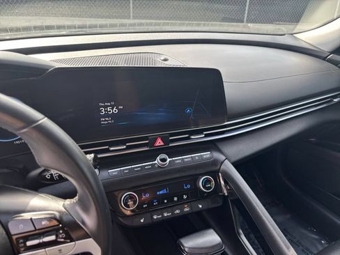 Used 2025 Hyundai Elantra Limited FWD image 17