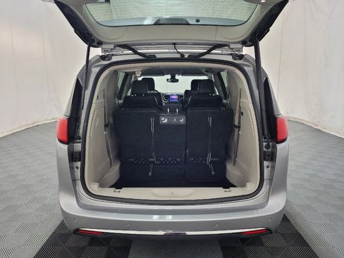 Used 2017 Chrysler Pacifica Touring-L FWD image 29