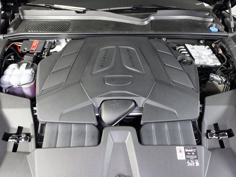 Used 2025 Porsche Cayenne image 38