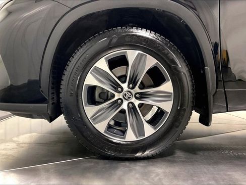 Used 2022 Toyota Highlander XLE AWD/4WD image 9