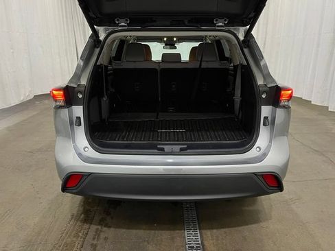 Used 2023 Toyota Highlander LE AWD/4WD image 14