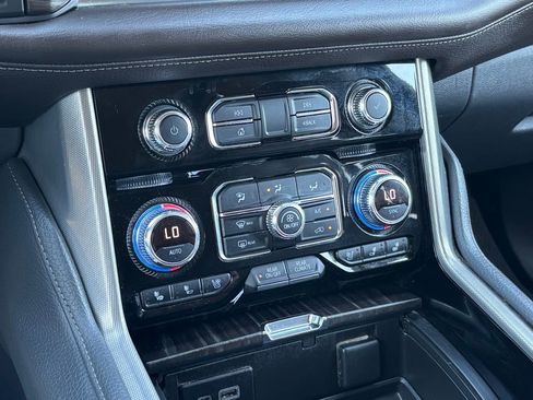 Used 2021 GMC Yukon Denali w/ Denali Premium Package image 24