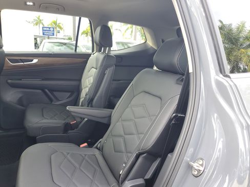 Used 2025 Volkswagen Atlas SE image 17