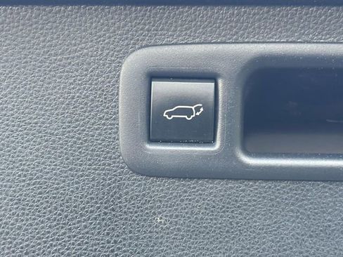 Used 2021 Toyota Highlander XLE image 12