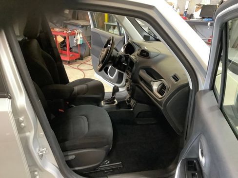 Certified 2020 Jeep Renegade Latitude w/ Cold Weather Group AWD/4WD image 16