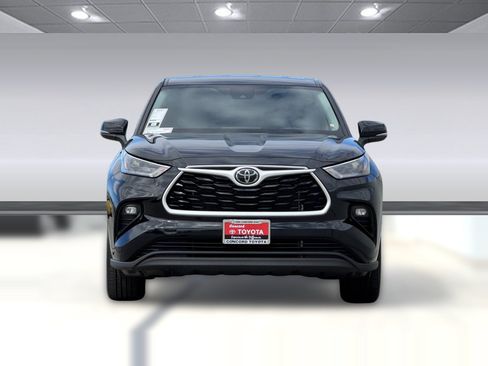 Used 2025 Toyota Highlander LE FWD image 5