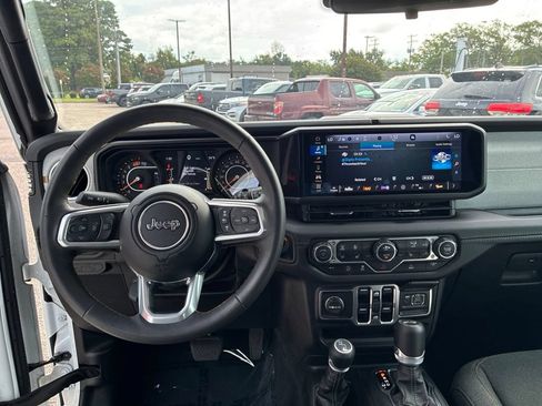 Used 2025 Jeep Wrangler Unlimited Sahara AWD/4WD image 21
