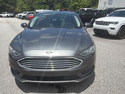 Used 2017 Ford Fusion SE FWD image 3