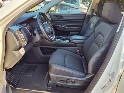 Used 2024 Nissan Pathfinder SV image 12
