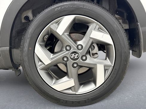 Used 2025 Hyundai Venue Limited image 13