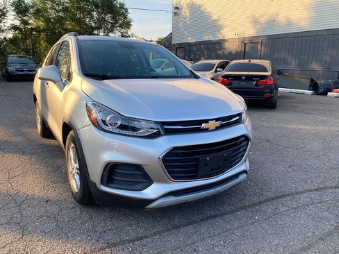 Used 2019 Chevrolet Trax LT w/ LT Convenience Package FWD image 5