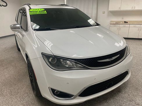Used 2017 Chrysler Pacifica Limited image 3