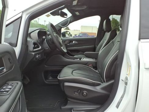 New 2027 Chrysler Pacifica Limited FWD image 13