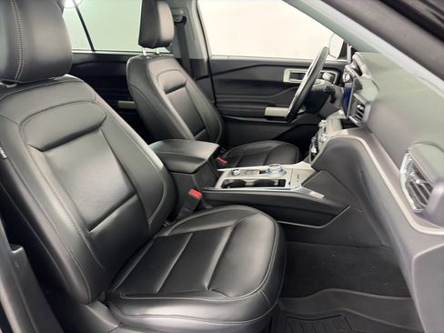 Used 2023 Ford Explorer XLT w/ Equipment Group 202A AWD/4WD image 31