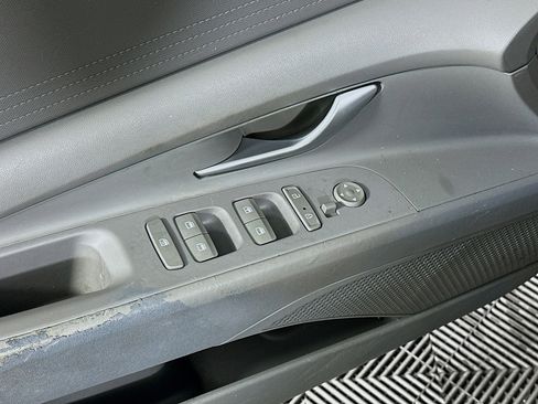 Used 2021 Hyundai Elantra SE image 15